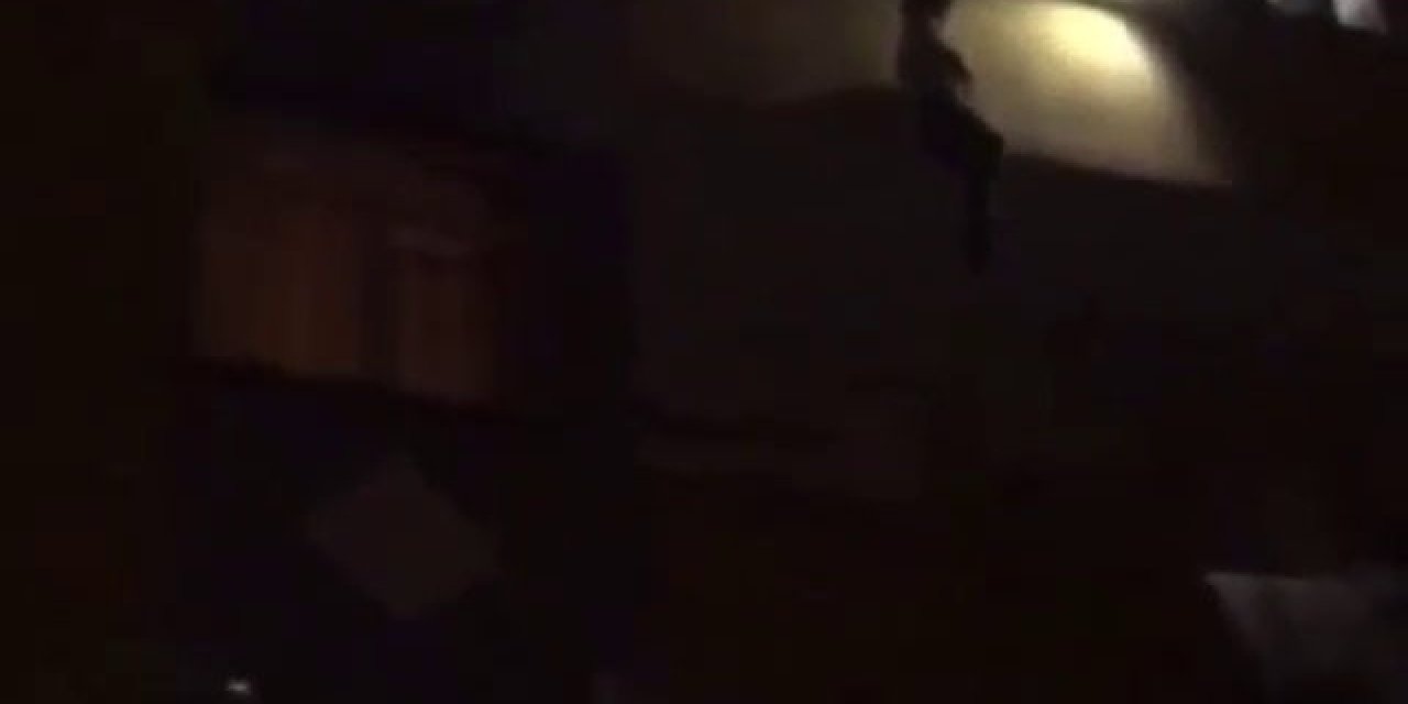 Küçük çocuğu çarşafla sarkıttılar