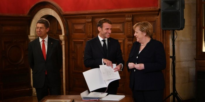 Macron’dan Merkel’e Onur Nişanı