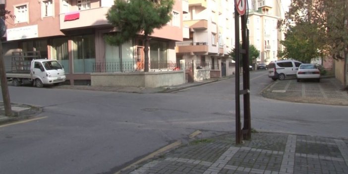 Ümraniye’de kamyonetin sıfır kilometre otomobil üzerine devrildiği kaza kamerada