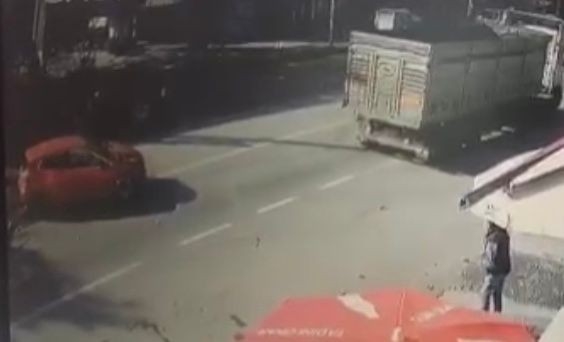 Otomobil İle Cipin Kafa Kafaya Çarpıştığı Kaza Güvenlik Kamerasına Yansıdı