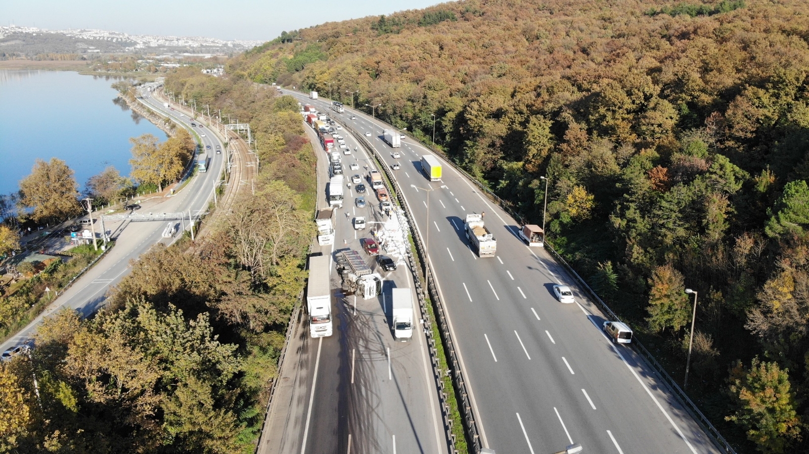 TEM’de devrilen şeker yüklü tır trafiği kilitledi