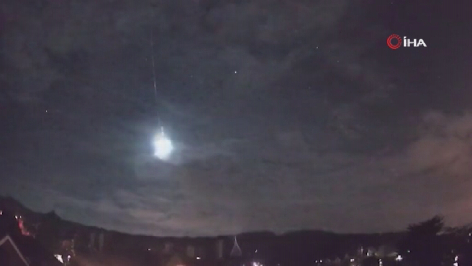 İngiltere’de birçok şehir de gök taşı olduğu tahmin edilen yeşil ışık topu görüldü