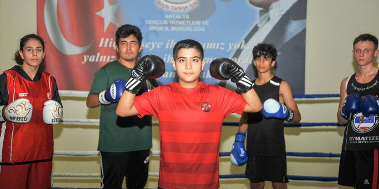 Antalya'da lösemiyi yenen 12 yaşındaki çocuk boksa geri döndü
