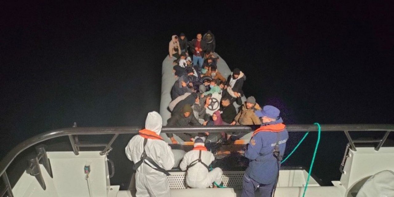 Marmaris açıklarında boğulma tehlikesi yaşayan 33 kaçak göçmen kurtarıldı