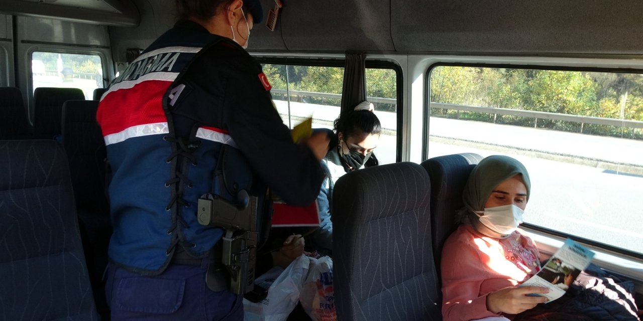 Jandarma minibüse yolcu gibi bindi, kurallara uymayan sürücüleri denetledi