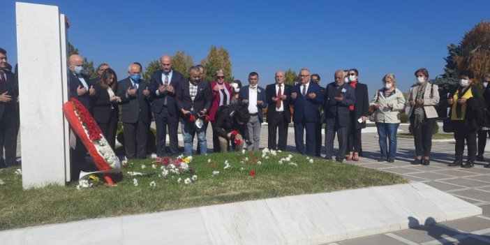 CHP, Bülent Ecevit’i ölüm yıl dönümünde kabri başında andı