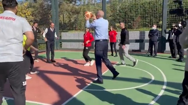 Cumhurbaşkanı Erdoğan Ümraniye’de Gençlerle Basketbol Oynadı