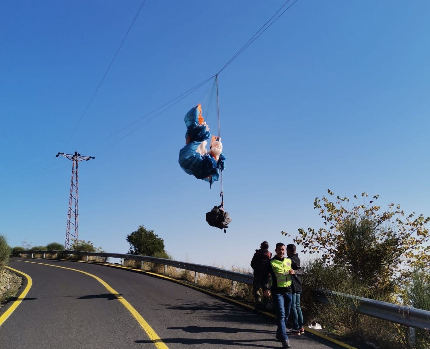 Yamaç paraşütü pilotu elektrik tellerine takıldı
