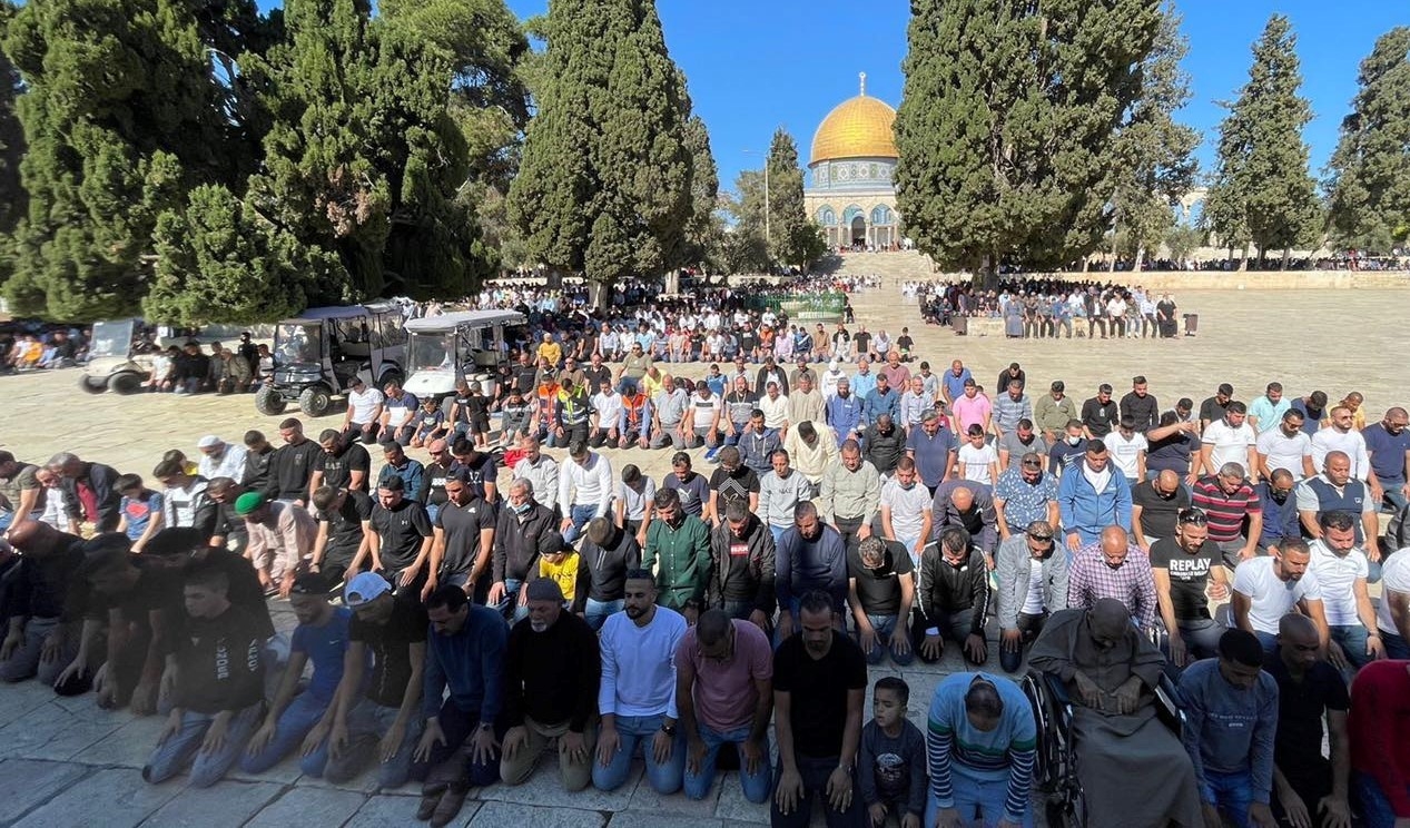 Mescid-i Aksa’da 50 bin Filistinli cuma namazı kıldı