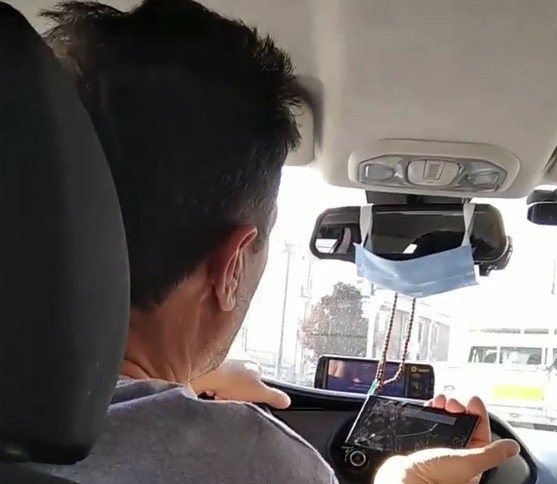 Seyir Halinde At Yarışı İzleyen Taksiciye Cezai İşlem Uygulandı