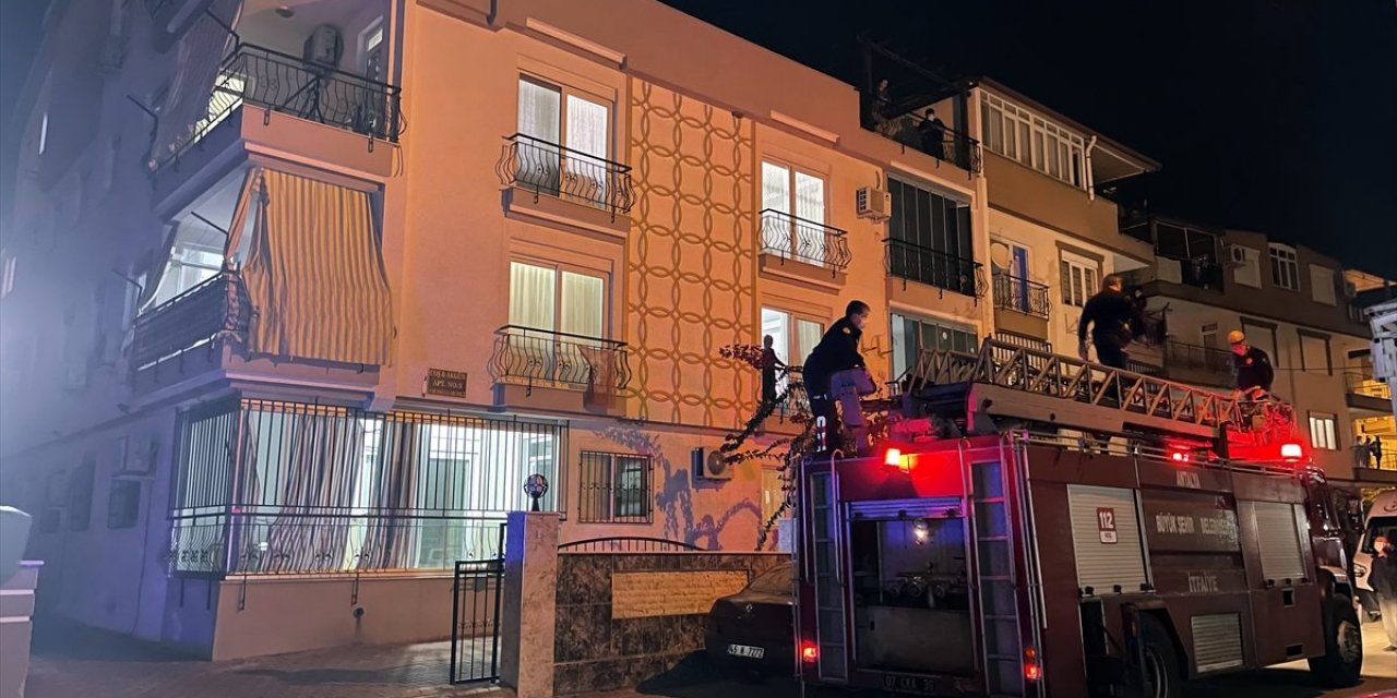 Antalya'da bir kadın itfaiyenin merdiveni ile balkondan çıkarıldı