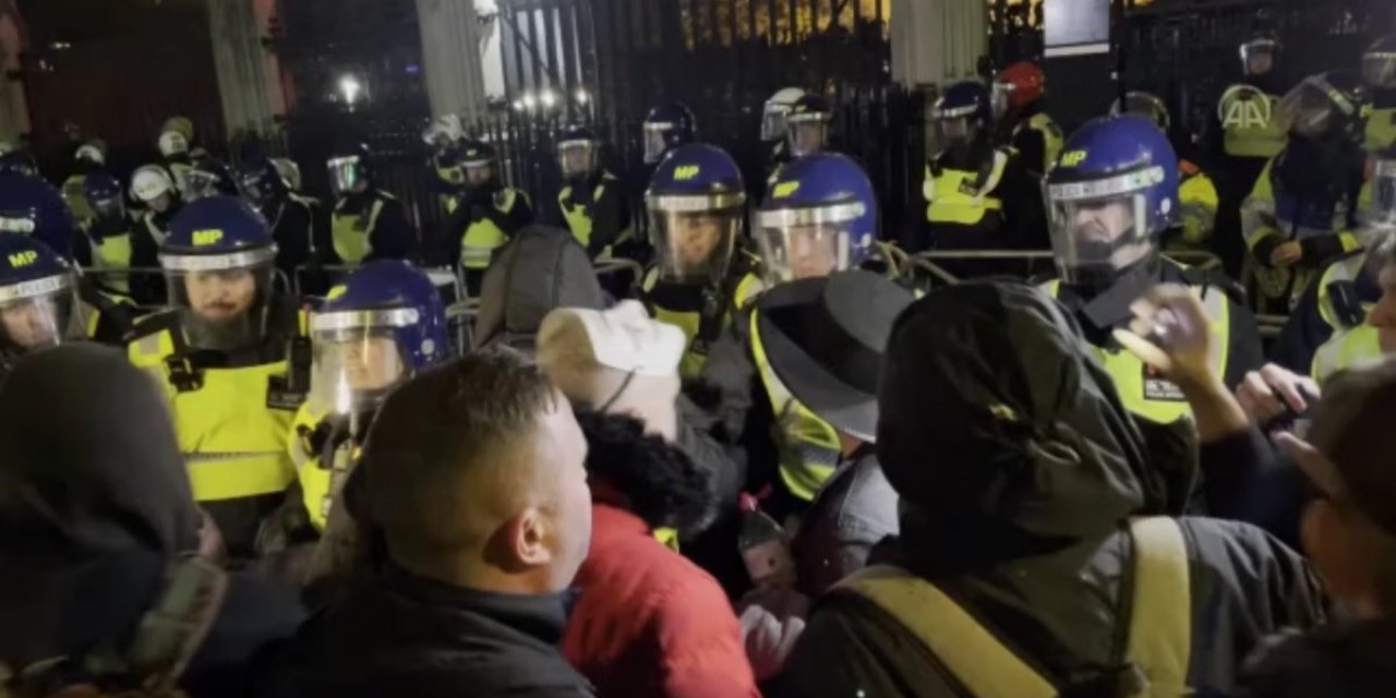 İngiltere'de polis ile göstericiler arasında kavga çıktı