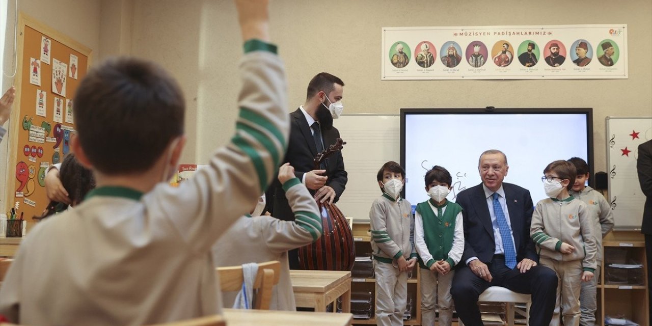 Cumhurbaşkanı Erdoğan, Palet Türk Müziği İlkokulu'nda çocuklarla şarkı söyledi