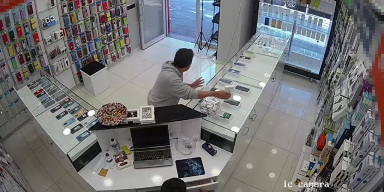 İstanbul'da inceleme bahanesiyle baktığı telefonları çalan hırsız kamerada