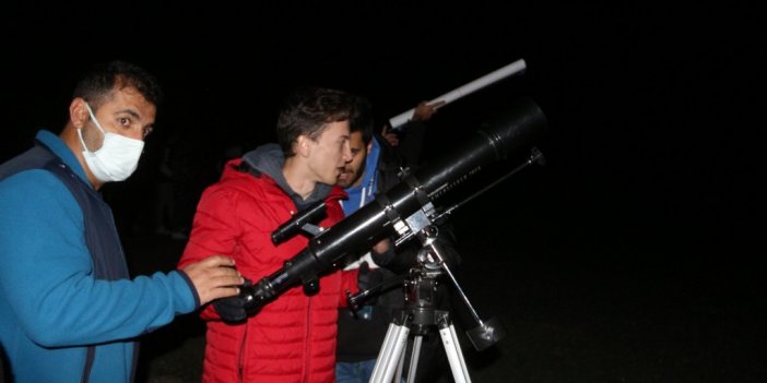 Önce gökyüzünü seyrettiler, sonra halay çektiler