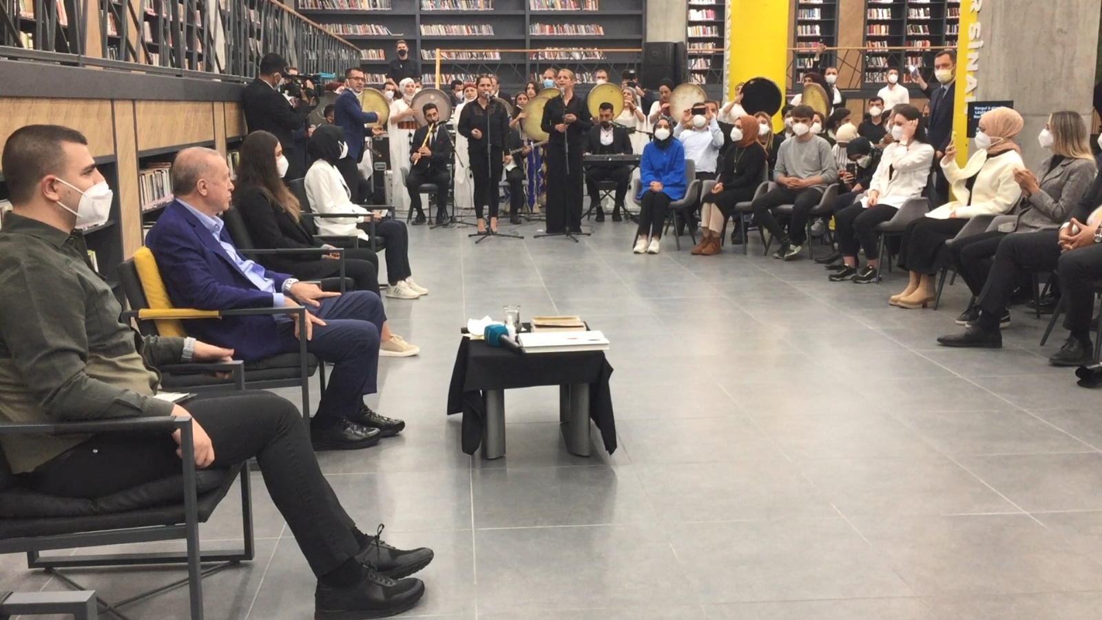 Cumhurbaşkanı Erdoğan, Batman’da Gençlerle Birlikte Kürtçe Şarkılar Söyledi