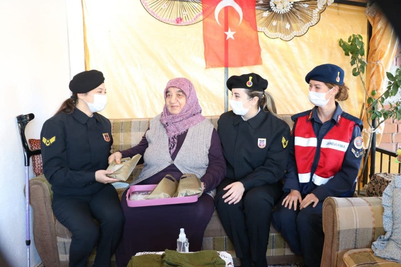 Ayşe nine komandolar üşümesin diye ördü, yürekleri ısıttı