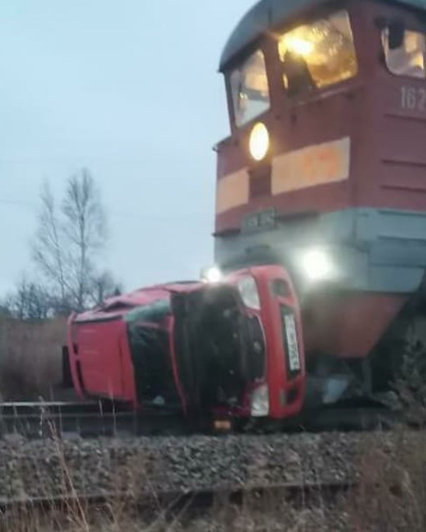 Rusya’da yük treni çarptığı aracı metrelerce sürükledi