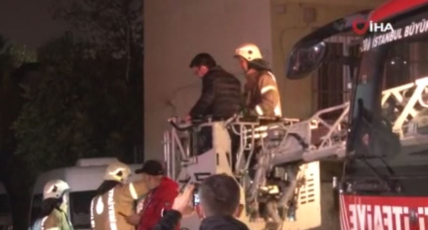 Şişli’de 3 katlı binada yangın çıktı, mahsur kalan 17 kişi itfaiye merdiveni ile kurtarıldı