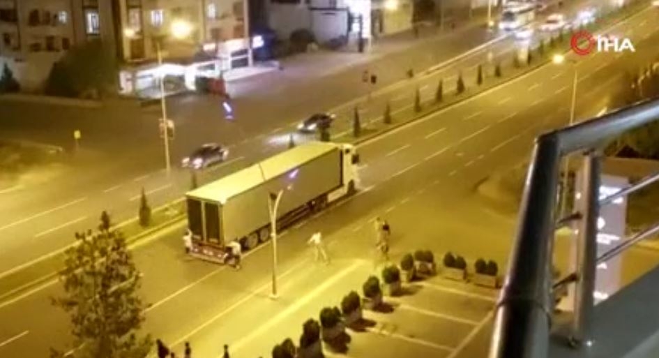 Diyarbakır’da tırın arkasında patenle tehlikeli yolculuk