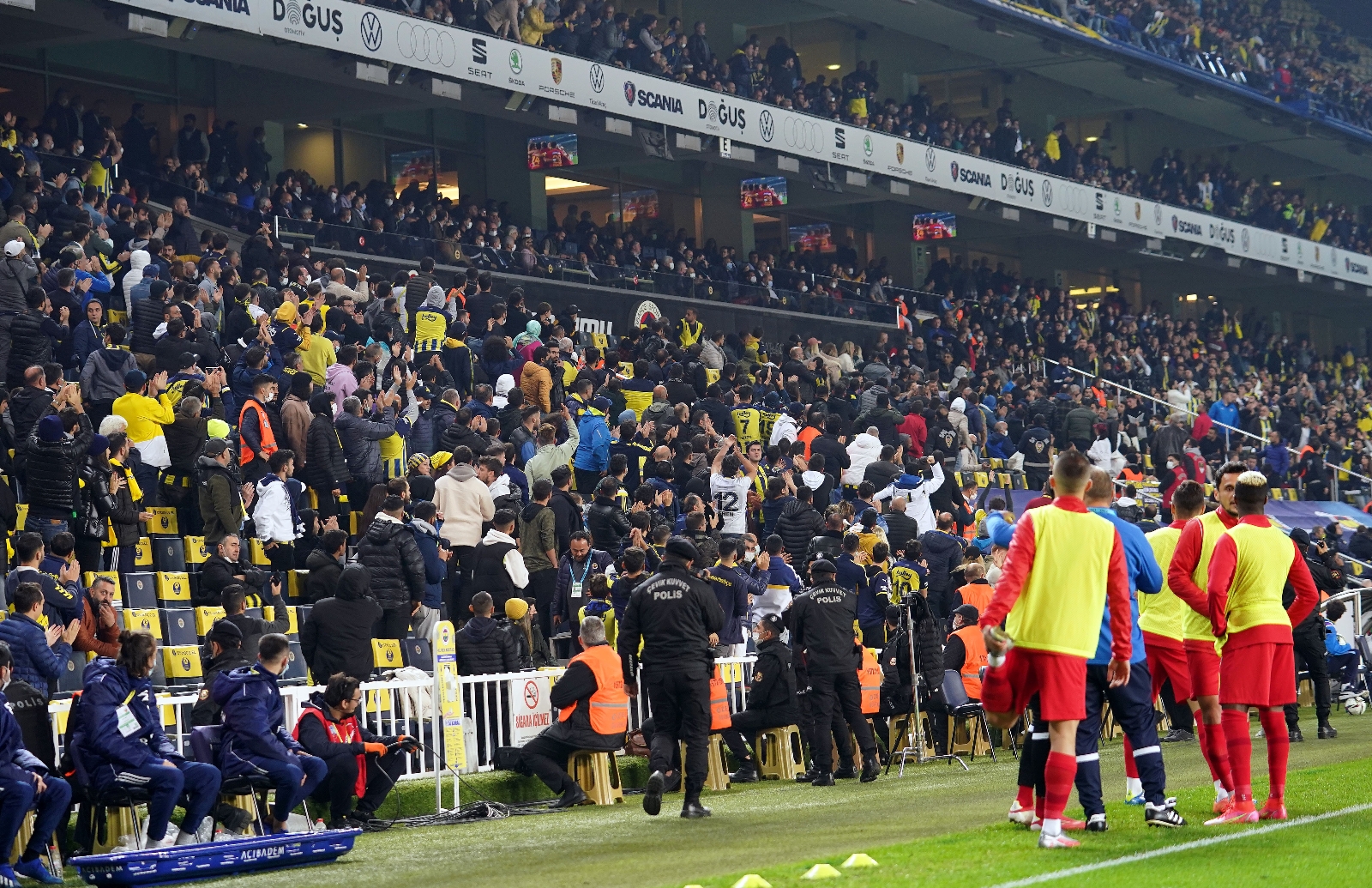 Kadıköy’de ‘Ali Koç istifa’ sesleri