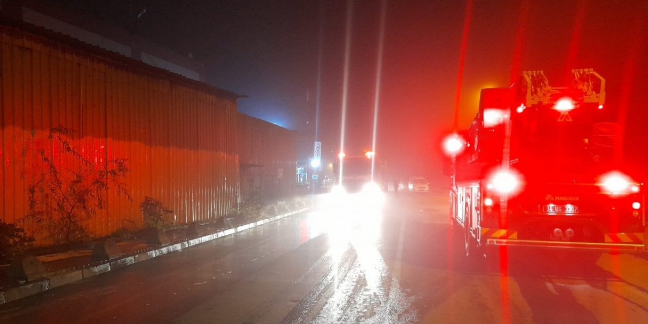 Başakşehir'de demir tel üretim fabrikasında çıkan yangın söndürüldü