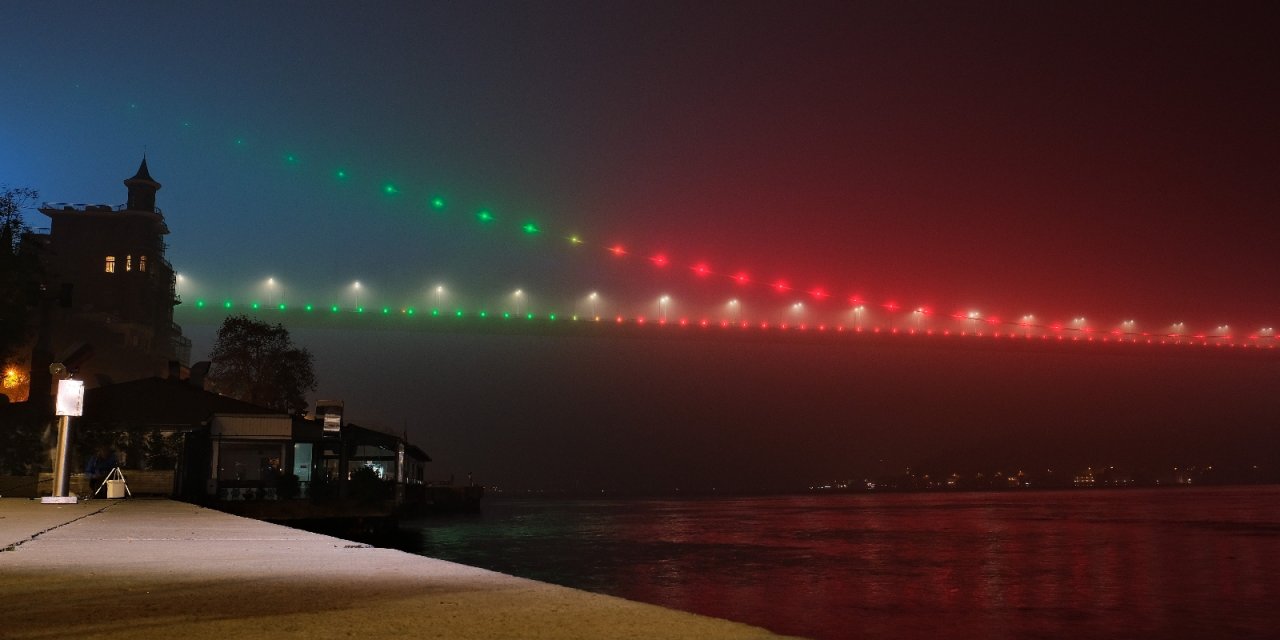 Fatih Sultan Mehmet Köprüsü, Azerbaycan bayrağı renkleri ile ışıklandırıldı