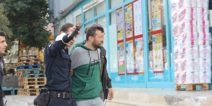 Önce annesini ve kız kardeşlerini silahla rehin aldı, sonra kendini eve kapattı