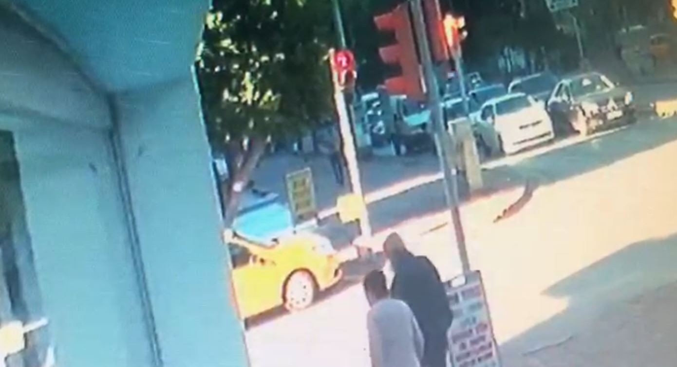 Antalya’da durağa vurduktan sonra şaha kalkarak araçların üzerine düşen otobüs kazası kamerada