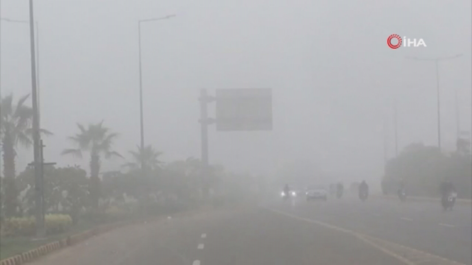 Pakistan’ın Lahore şehri yoğun sise teslim oldu