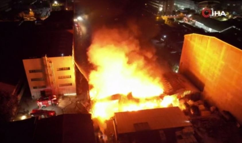 Avcılar’da boya imalathanesindeki yangını söndürme çalışmaları sürüyor