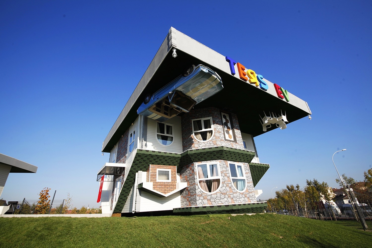 Sakaryalıların hizmetine sunulan Ters Ev, törenle açıldı