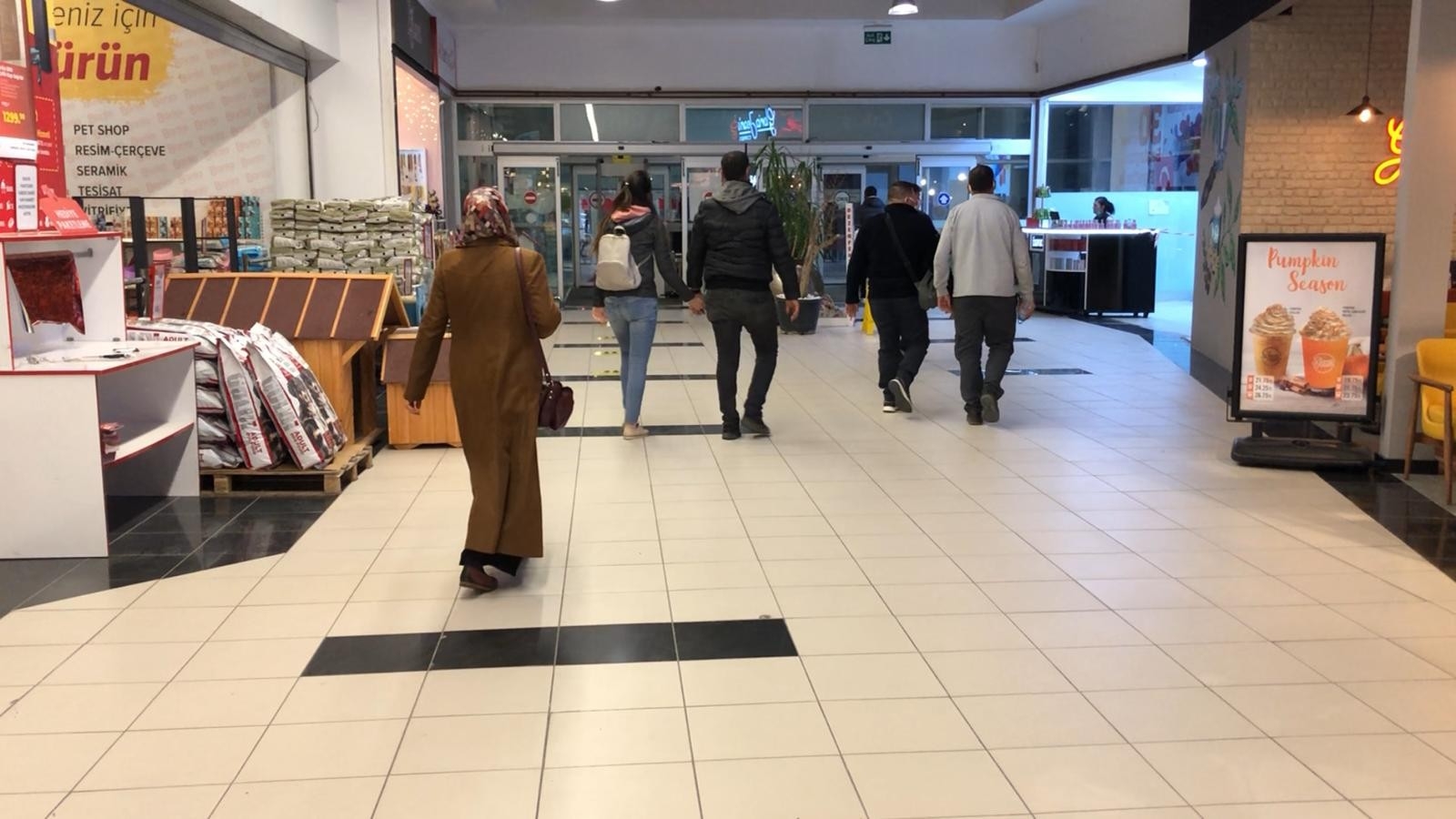 Depreme AVM'de Yakalanan Vatandaşlar AVM’yi Terk Etti