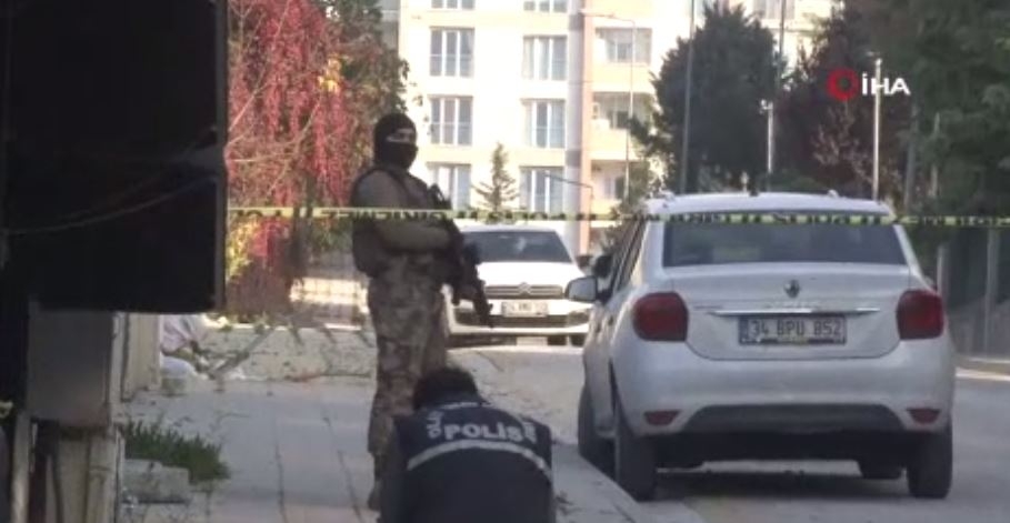 Küçükçekmece’de müteahhit ile kafe sahibi arasında kavga: 2 yaralı