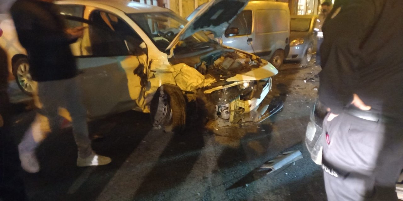 Üsküdar’da hızla ters yöne giren otomobil sürücüsü dehşet saçtı: 1 yaralı