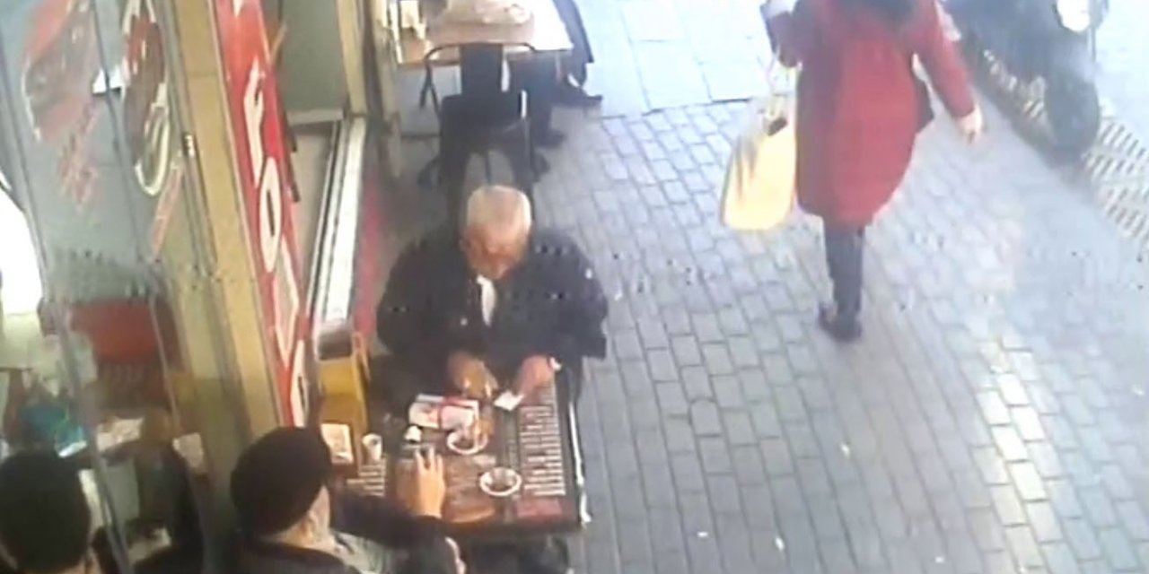 Kendine kuyumcu süsü verip yaşlı adamın 54 yıllık yüzüğünü çaldı