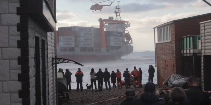 Rusya’da denizciler karaya oturan gemiden helikopterle kurtarıldı