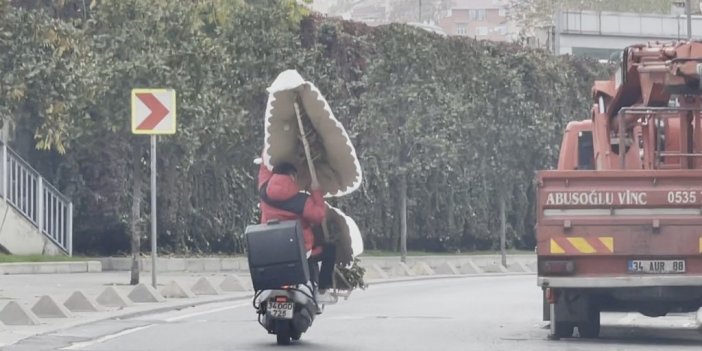 Beyoğlu’nda motosiklet üstünde çelenkli yolculuk kamerada