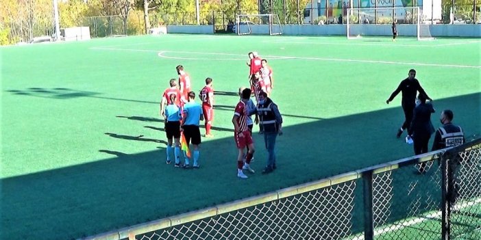 Takım arkadaşını maçın ortasında tekme tokat dövdü