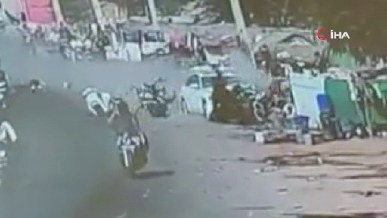 Hindistan’da araç motosikletlere daldı: 3 ölü, 8 yaralı