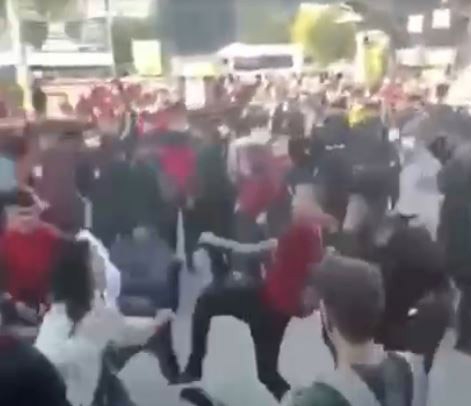 Liseli Öğrencilerin Okul Çıkışı Kavgası Savaş Meydanını Aratmadı