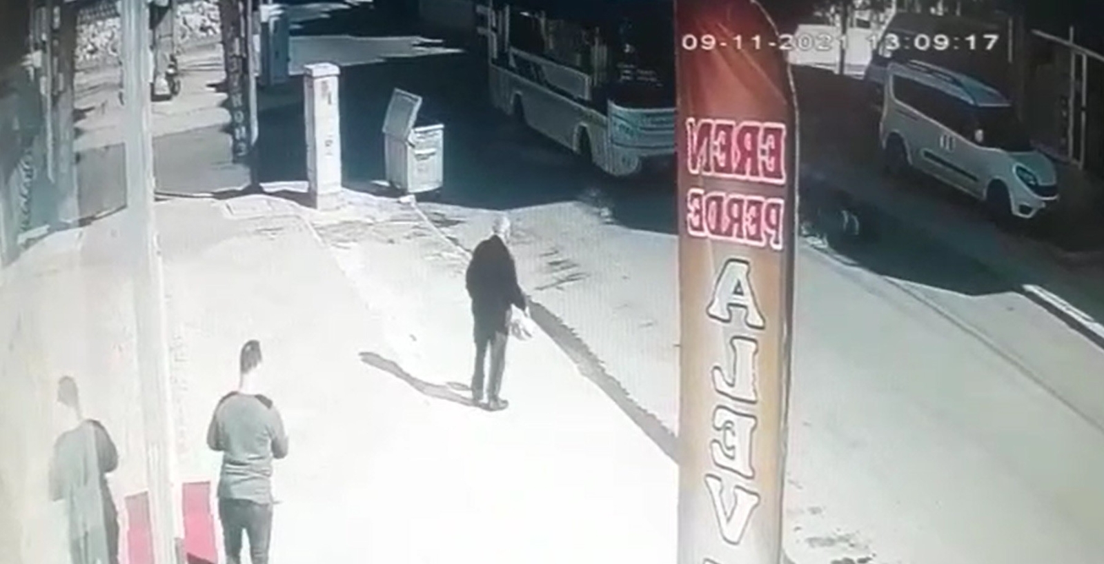 Minibüsün Çarptığı Kadın Metrelerce Sürüklendi