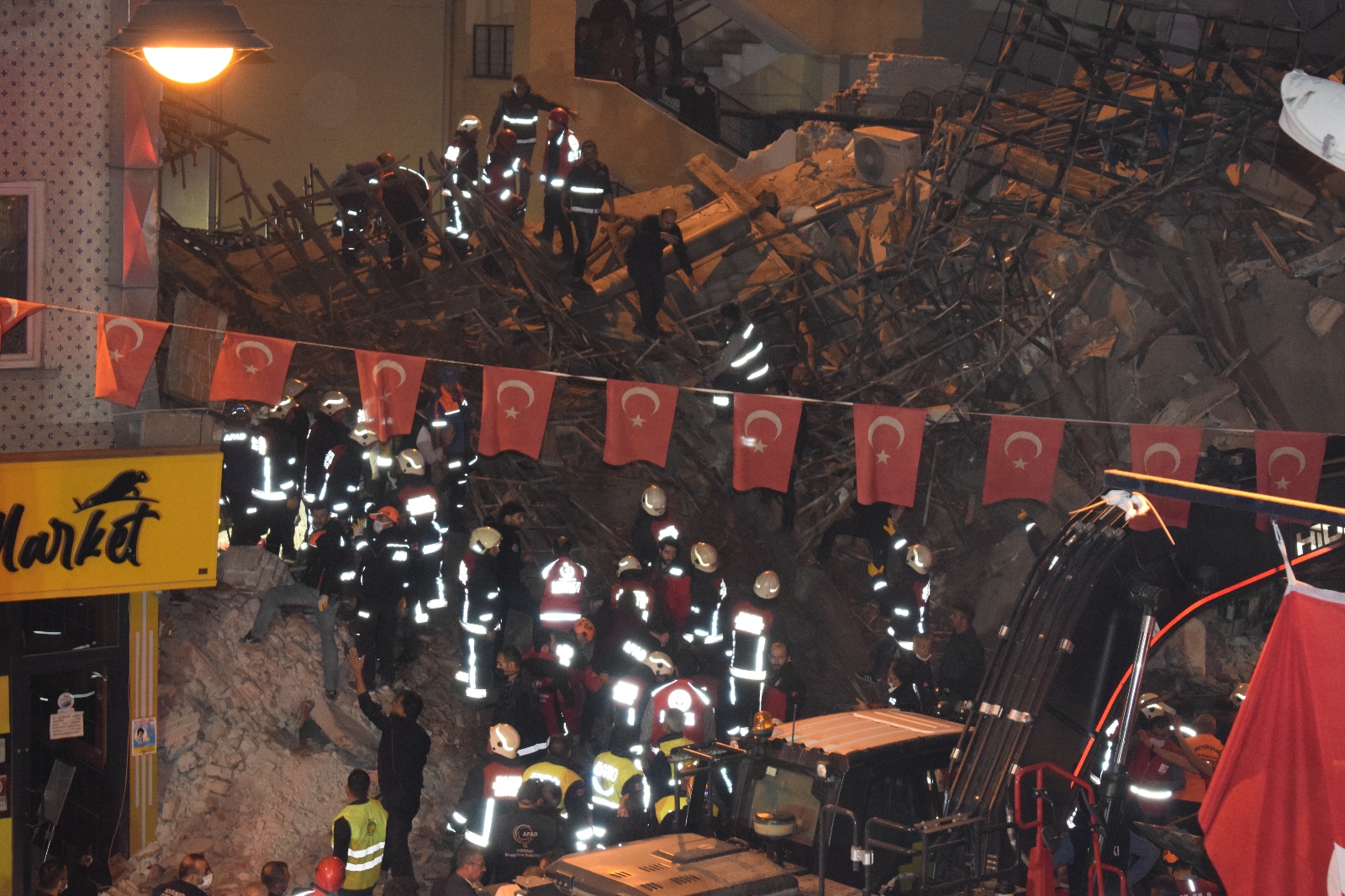Malatya’da 2 katlı binanın çökme anı ile yaşanan panik kameraya yansıdı