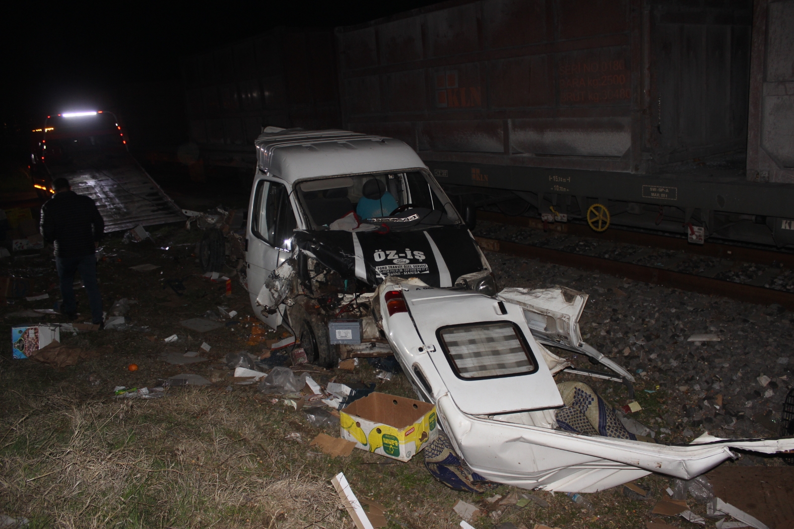 Yük treni ile kamyonet çarpıştı, kamyonet ikiye bölündü
