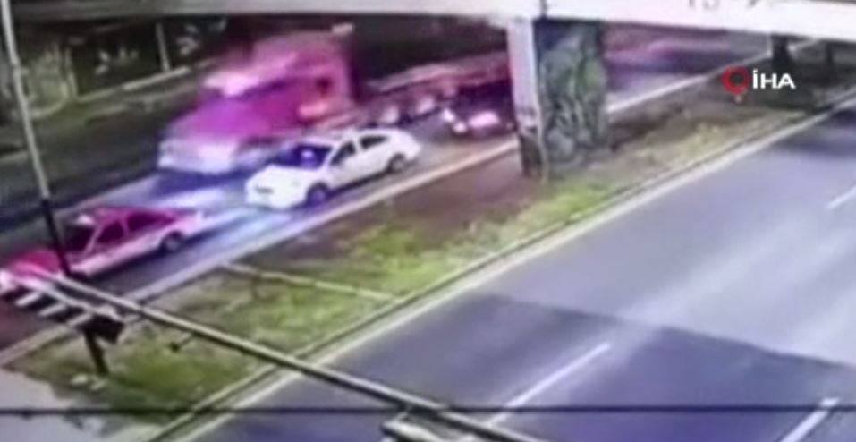 Meksika’da aşırı yüklü kamyon yaya üst geçidini yıktı