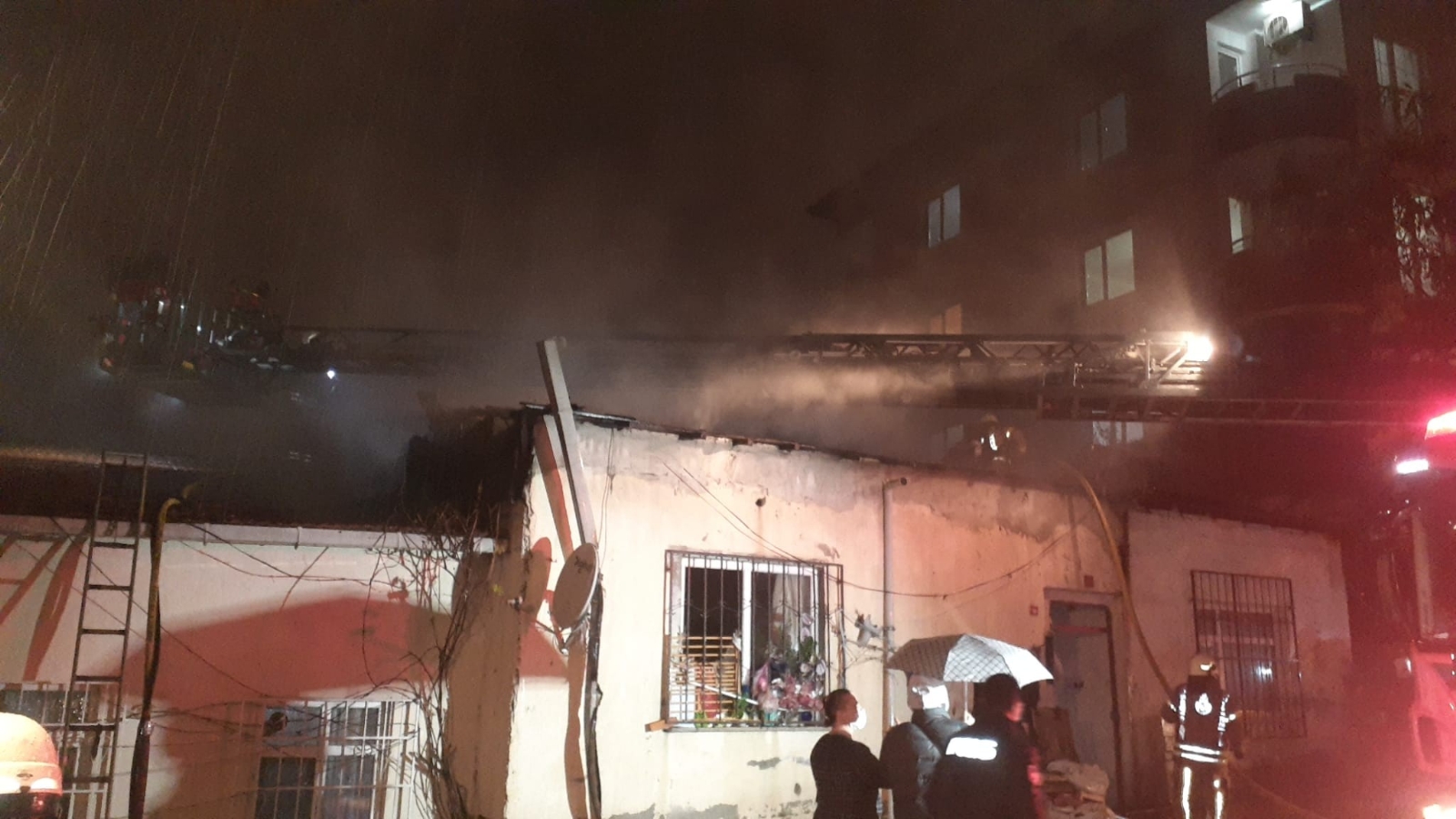 Ümraniye’de tek katlı ev alevlere teslim oldu