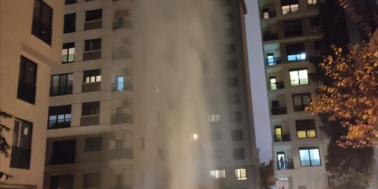 Kadıköy'de patlayan su borusu nedeniyle mahallenin suyu kesildi