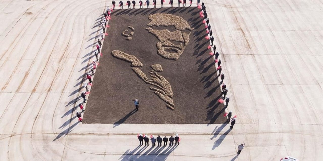 Ankara'da fabrika işçileri 8 ton şeker pancarıyla Atatürk silüeti oluşturdu