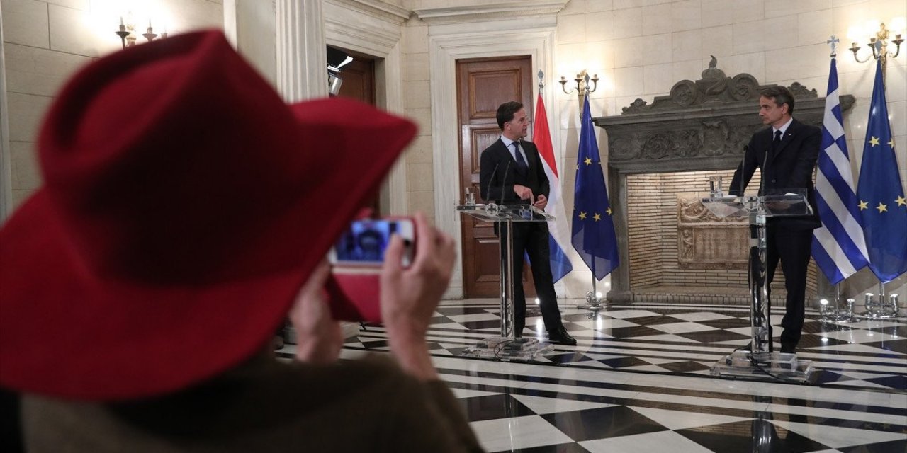 Hollandalı gazeteciden canlı yayında Miçotakis'e: Neden yalan söylüyorsunuz