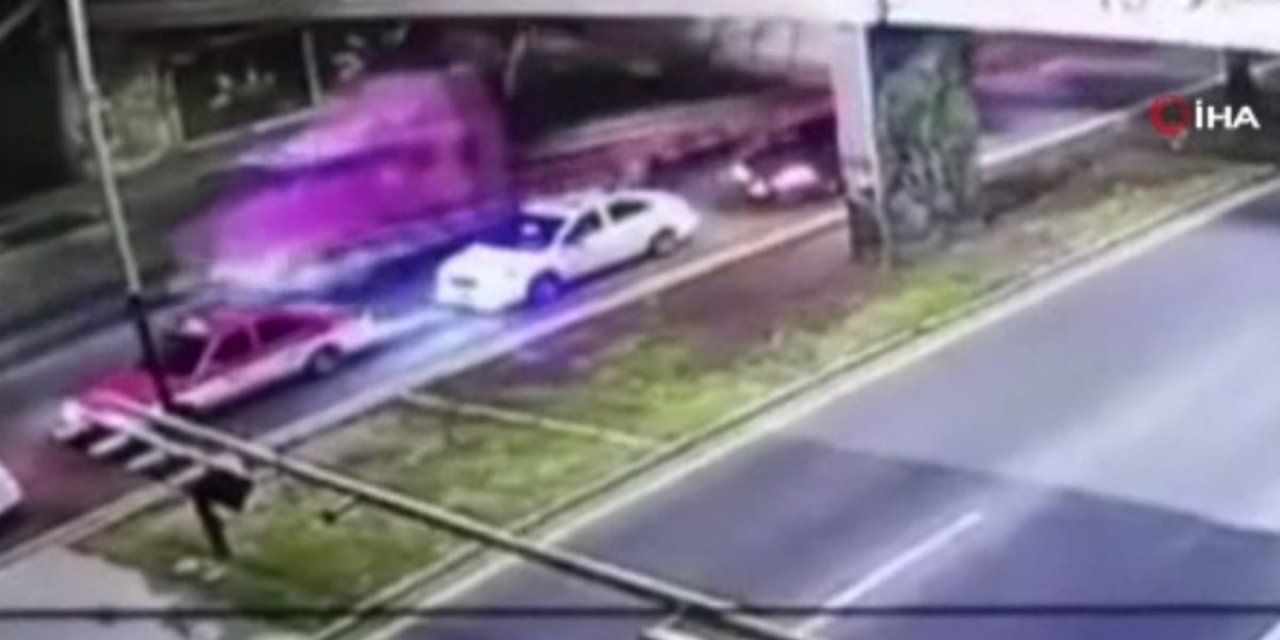 Meksika’da kamyon çarptığı üst geçidi yıktı